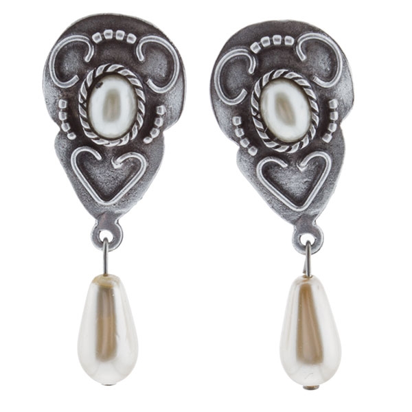Wholesale aged silver clip earrings simple heart etching cream crystal pearl cab